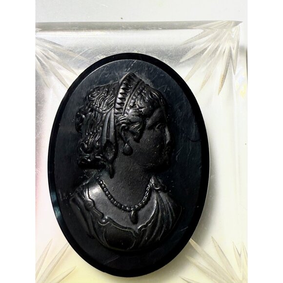 Vintage 40's Cameo Statement Brooch Carved Clear Black Lucite 2.5x2" - Picture 4 of 7